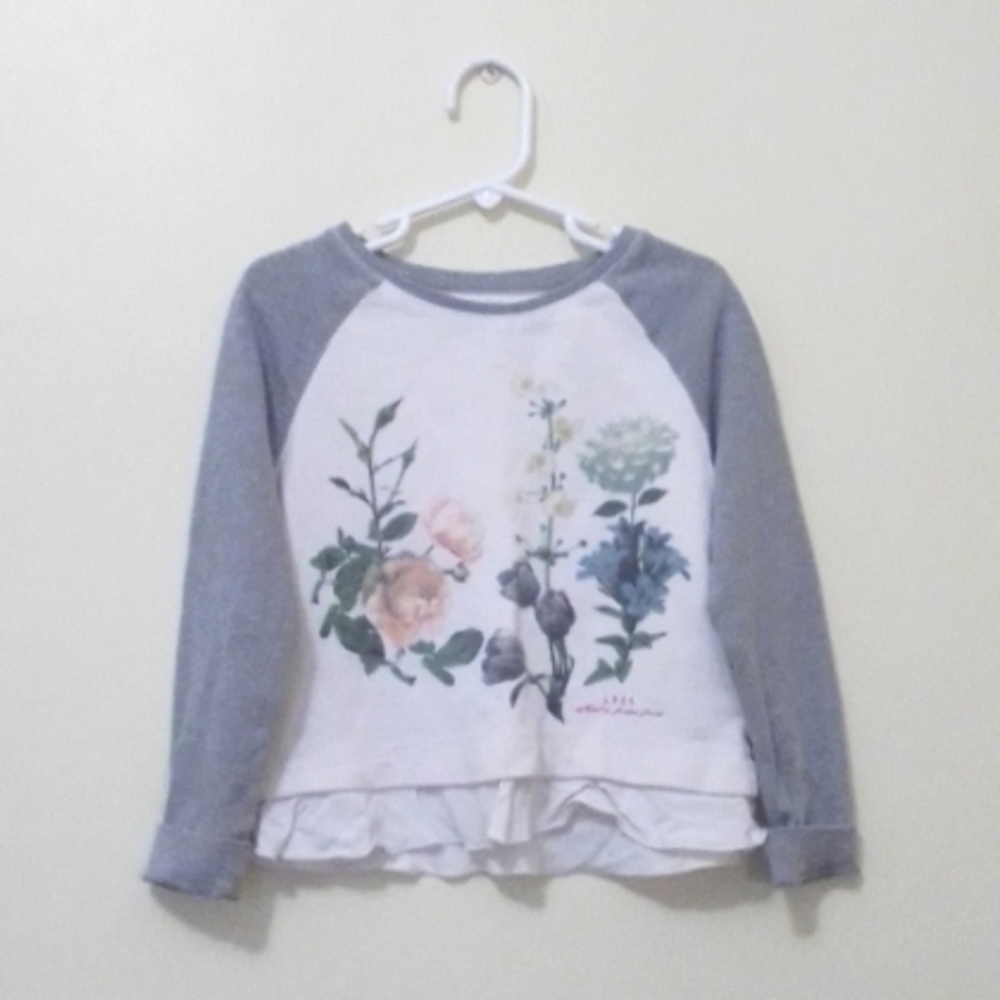 H&M floral sweatshirt with ruffle at hem. US 4-6Y